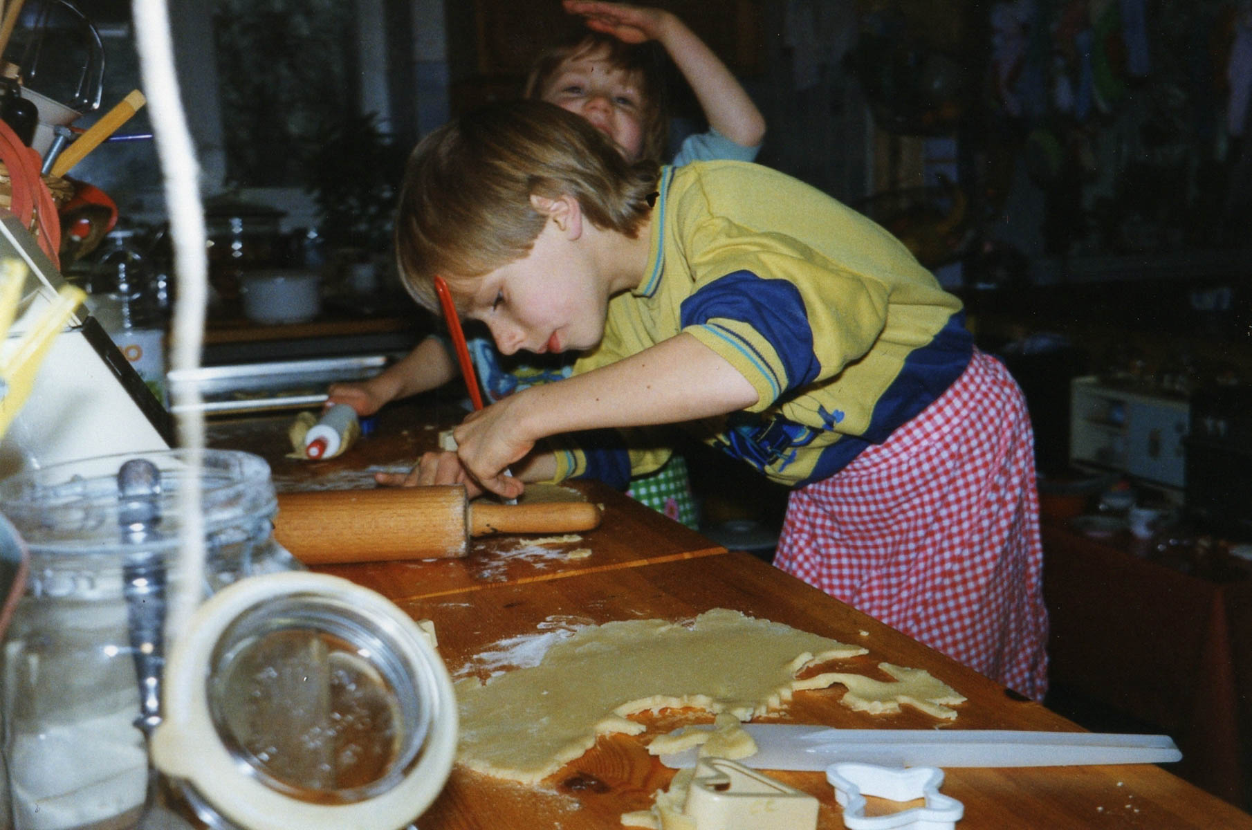 Über mich easy peasy vegan 1993 Lasse am Backen