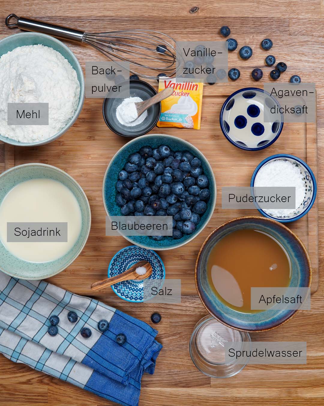 Zutaten für den veganen Pfannkuchen in der Draufsicht