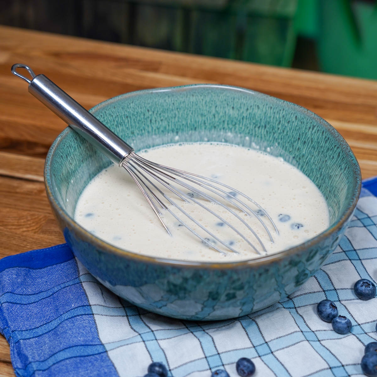 Vermengen der Zutaten für den veganen Pfannkuchen in einer Schüssel, Schritt 1