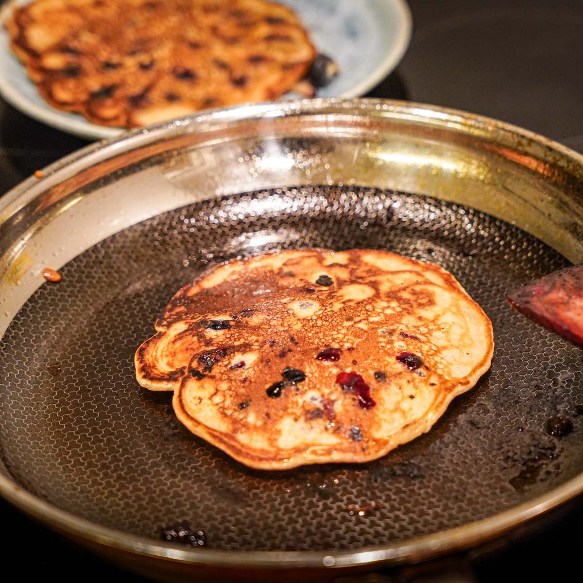 Anbraten der Pfannkuchen in einer Pfanne
