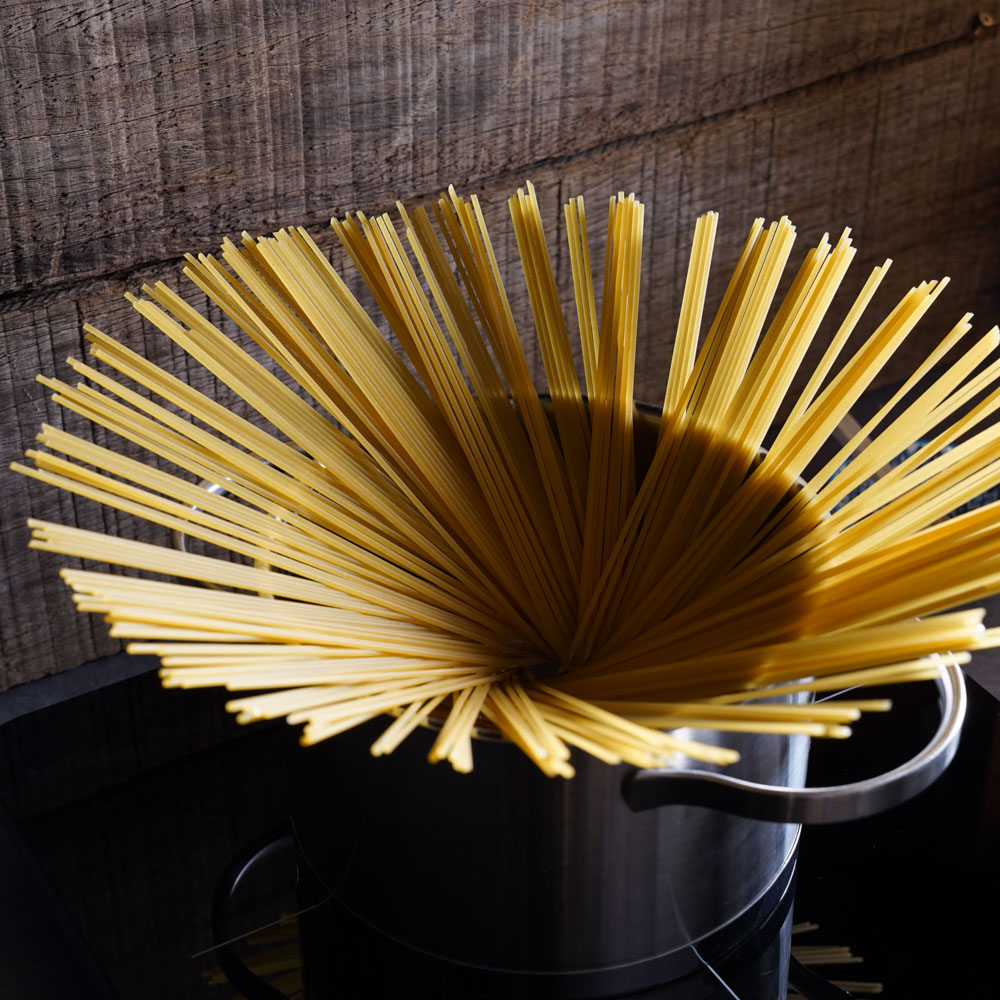 Spaghetti im Kochtopf.