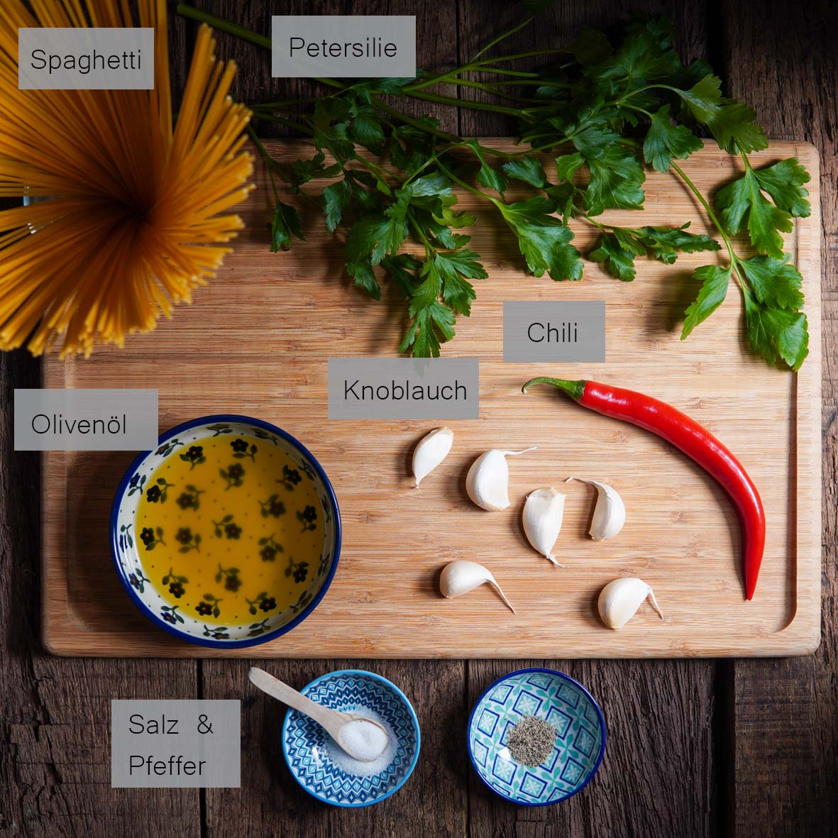 Zutaten für vegane Spaghetti aglio e olio in der Draufsicht