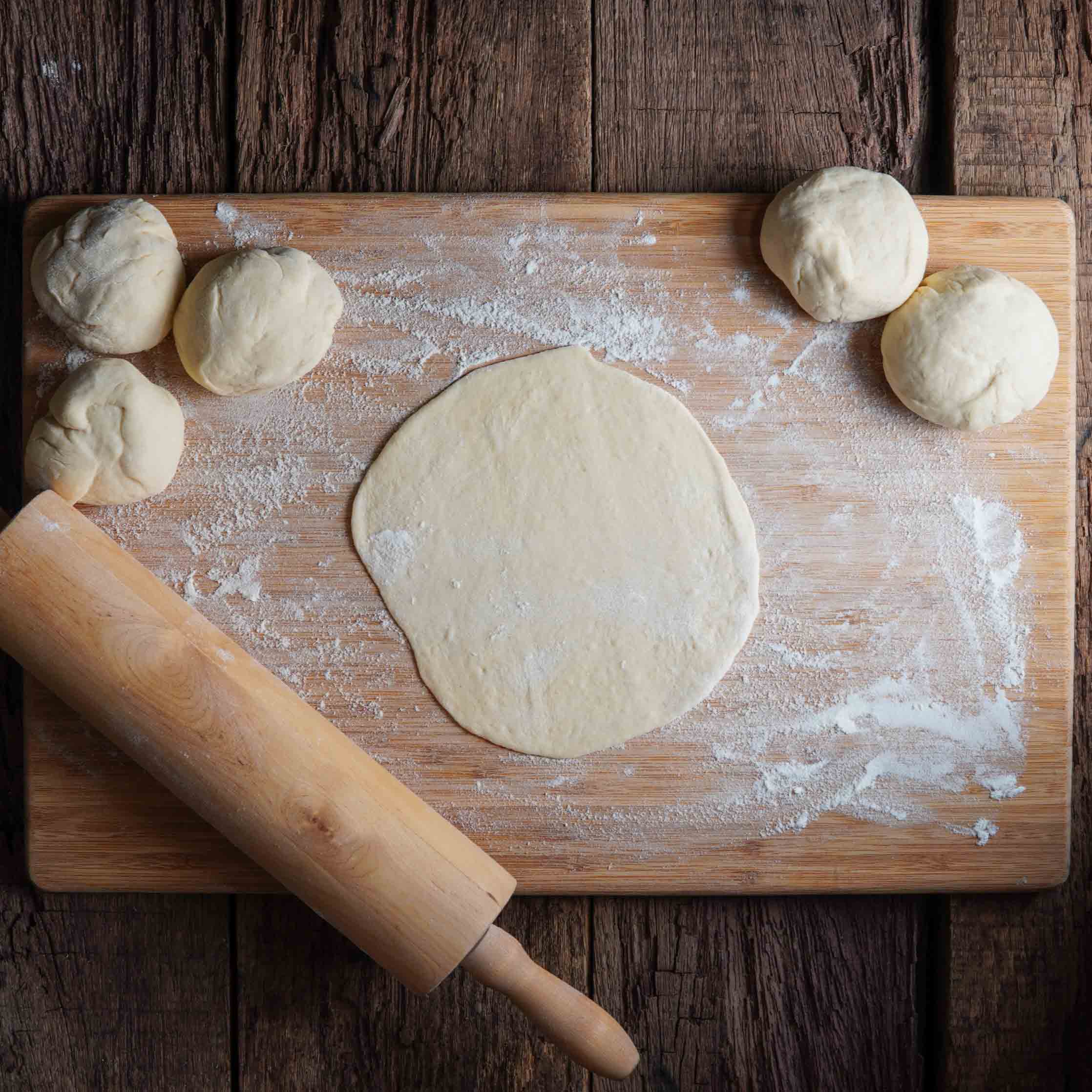 Veganes Naan 03 Schritt 4a, Teig in Kugel formen und ausrollen