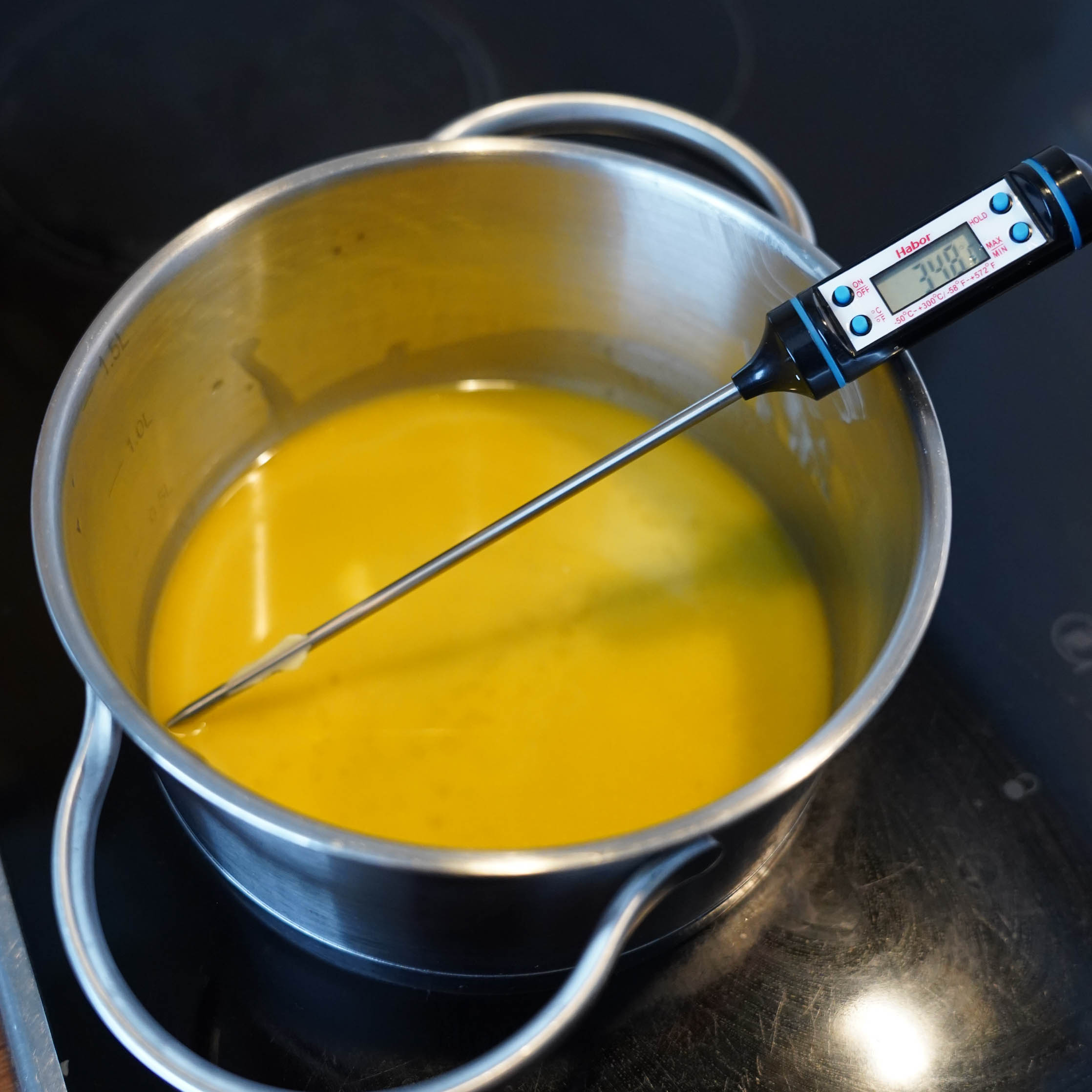 Veganer Osterzopf, Schritt 3, Margarine im Topf erwärmen