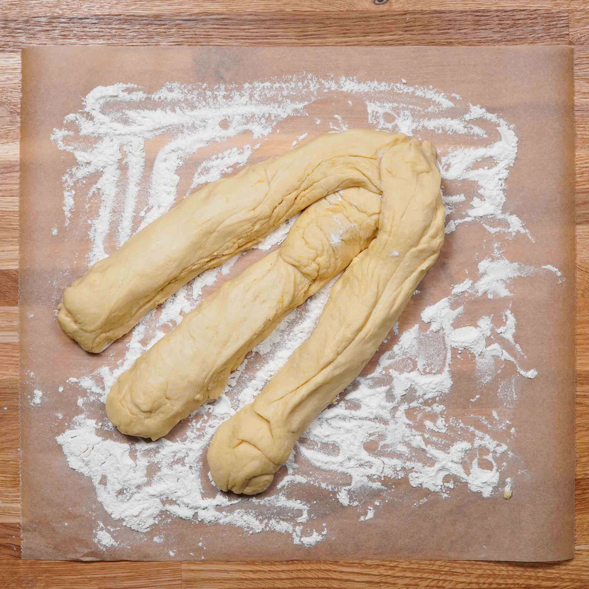 Veganer Osterzopf, Schritt 5b, Ostertopf flechten