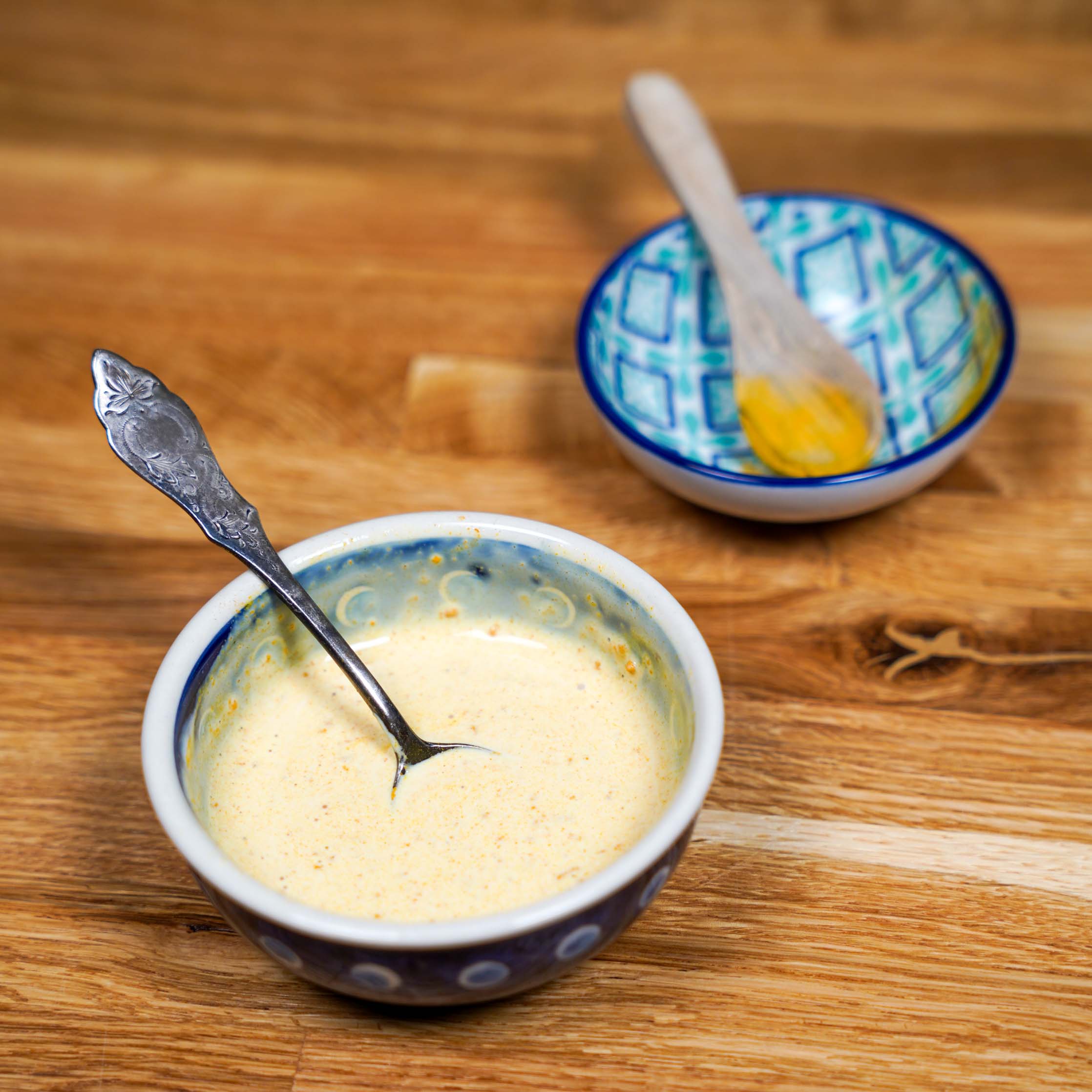 Veganer Osterzopf, Schritt 6, Sojasahne und Kurkuma werden vermengt, um damit den Osterzopf zu bestreichen.