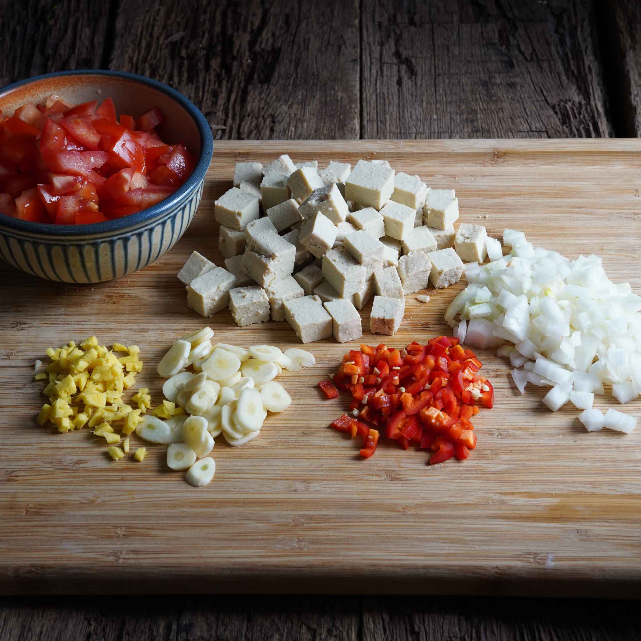 Zerkleinerte Zutaten auf einem Holzbrett