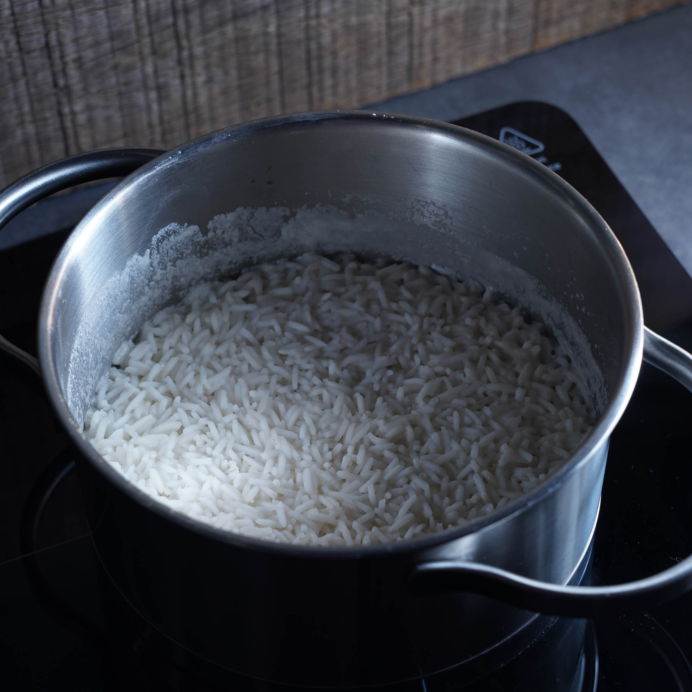 Reis im Kochtopf