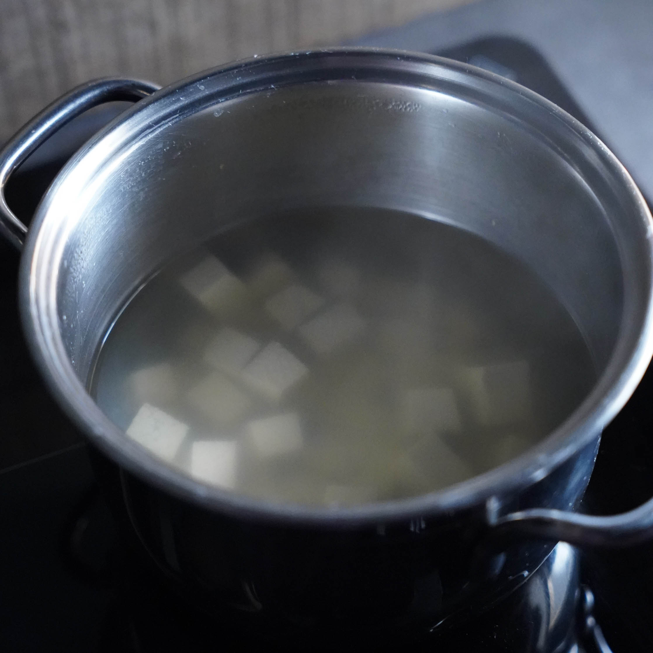 Veganes Palak Paneer Schritt 5. Tofu wird kurz gekocht.