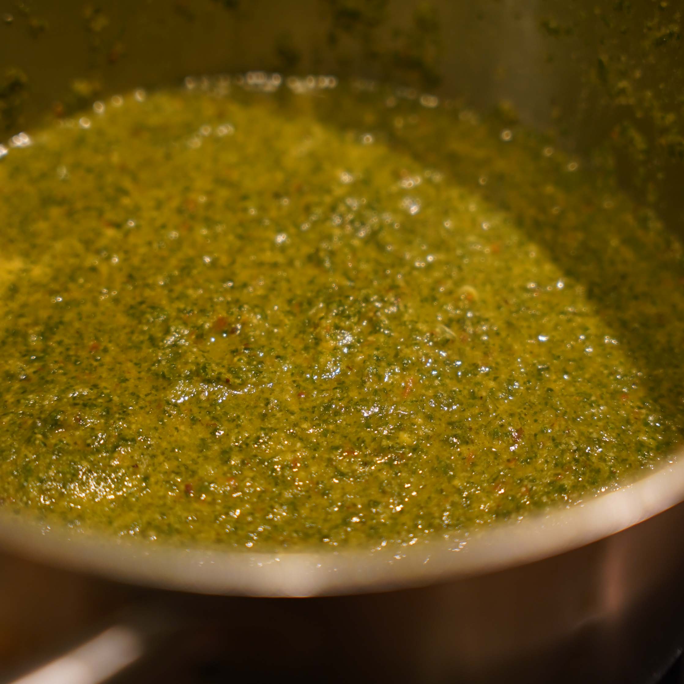 Veganes Palak Paneer Schritt 6. Pürierte Zutaten werden im Topf erwärmt.