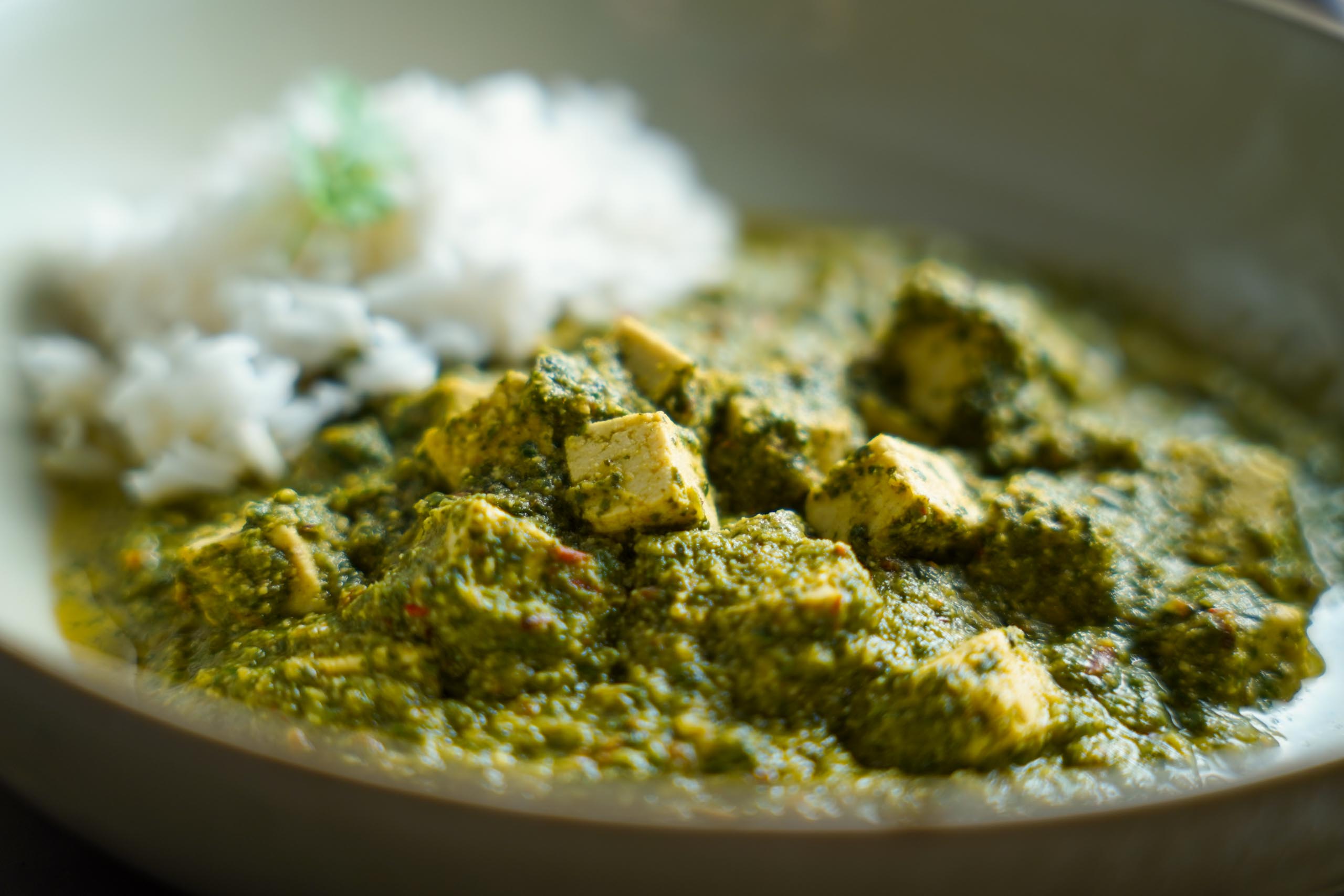 Veganes Palak Paneer. Detailaufnahme.