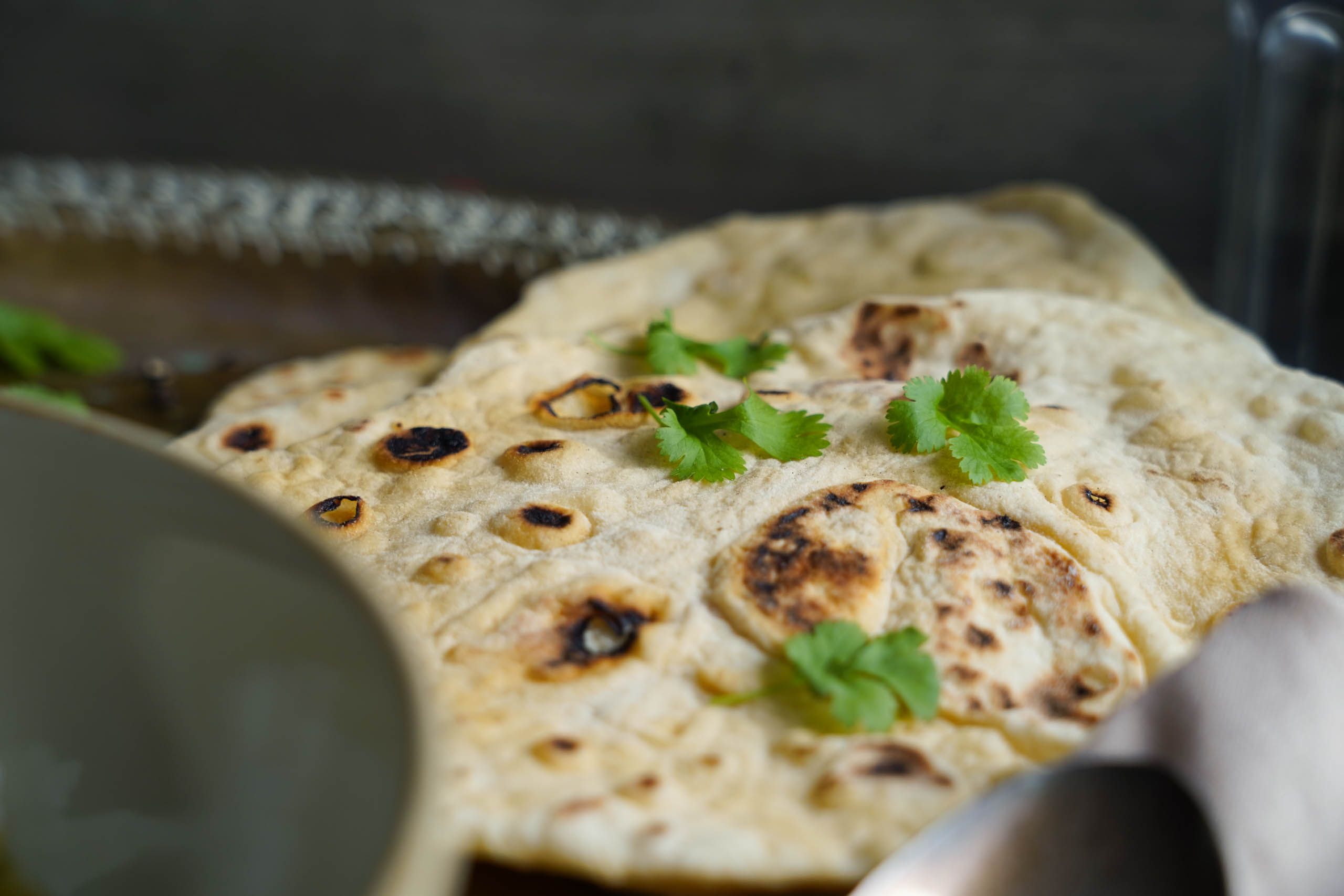 Detailaufnahme von Naanbrot. Dekoriert mit Koriander.