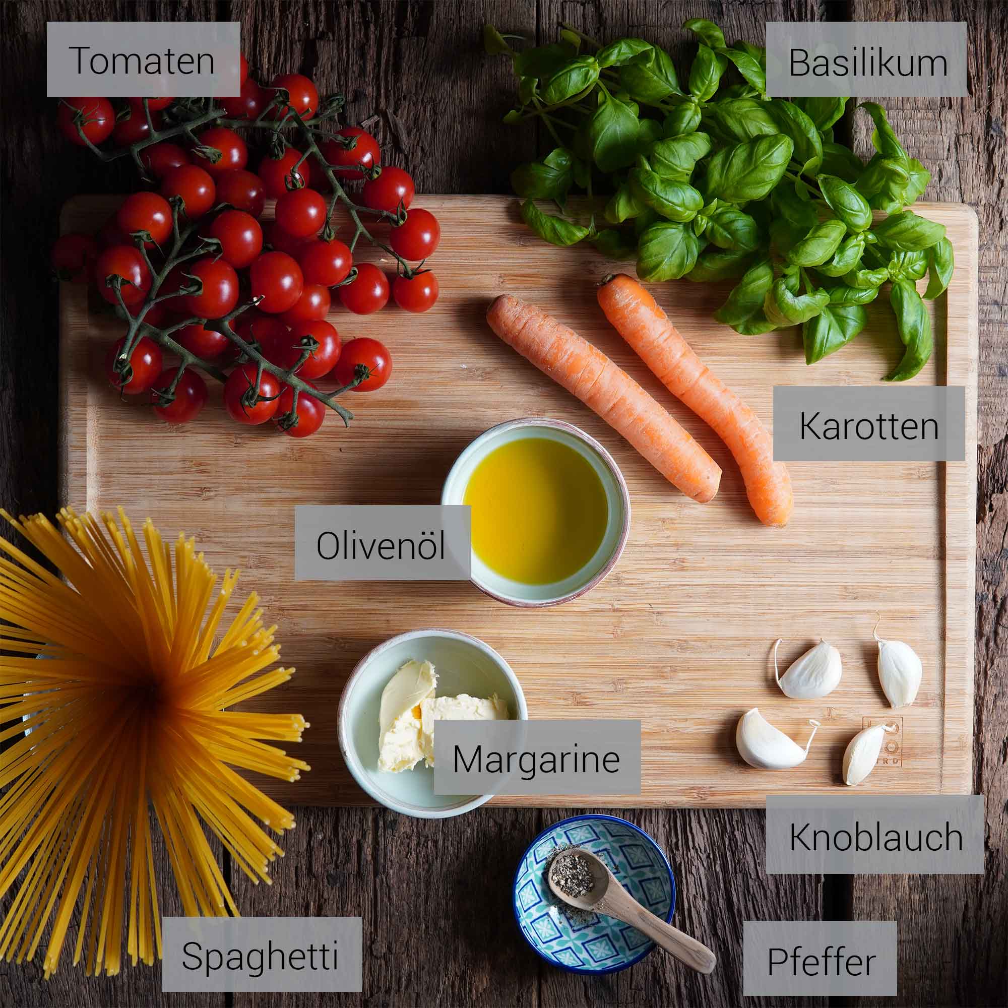 Spaghetti Pomodoro vegan. Zutaten in der Draufsicht.