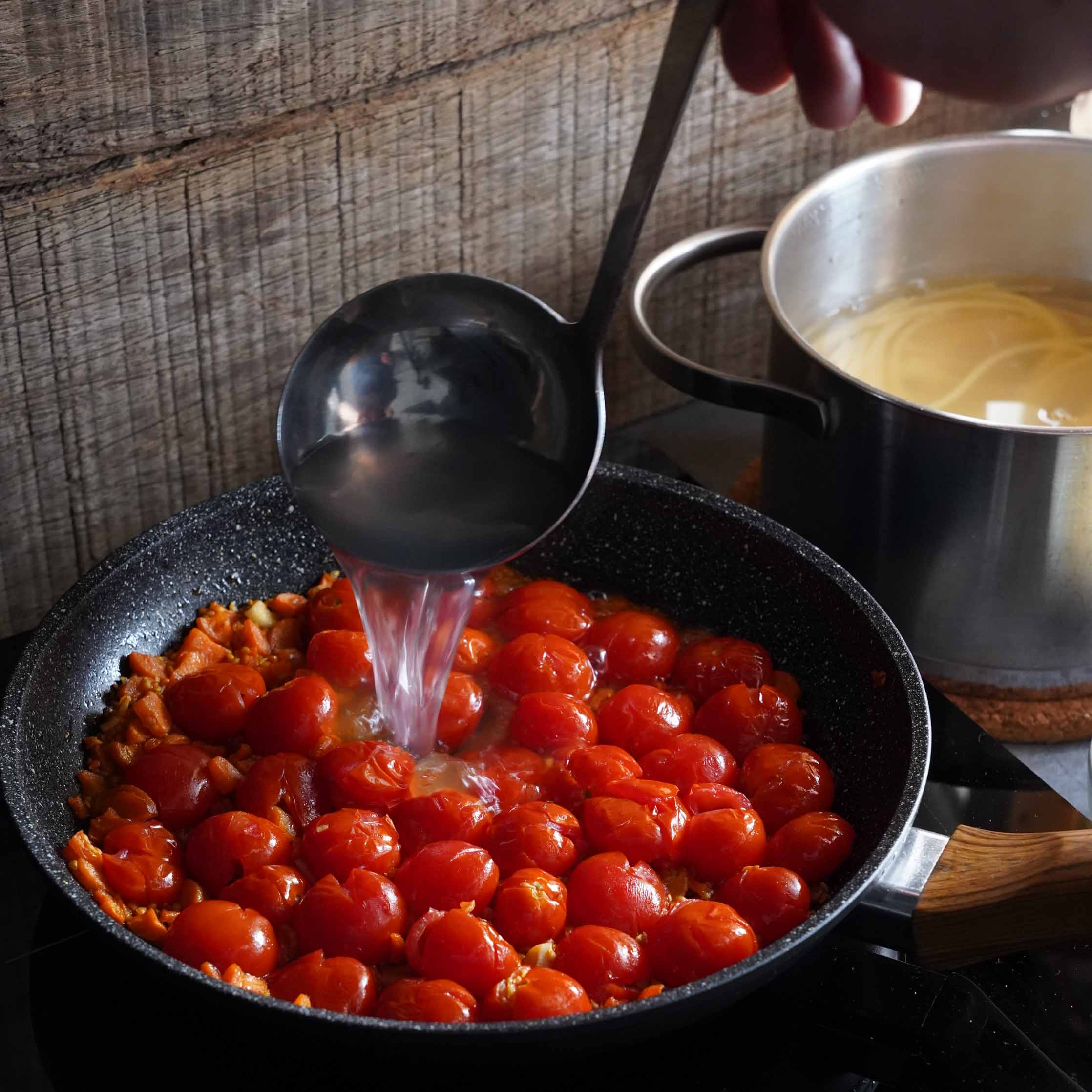 Spaghetti Pomodoro vegan. Schritt 3. Tomaten köcheln und mit Nudelwasser ablöschen.