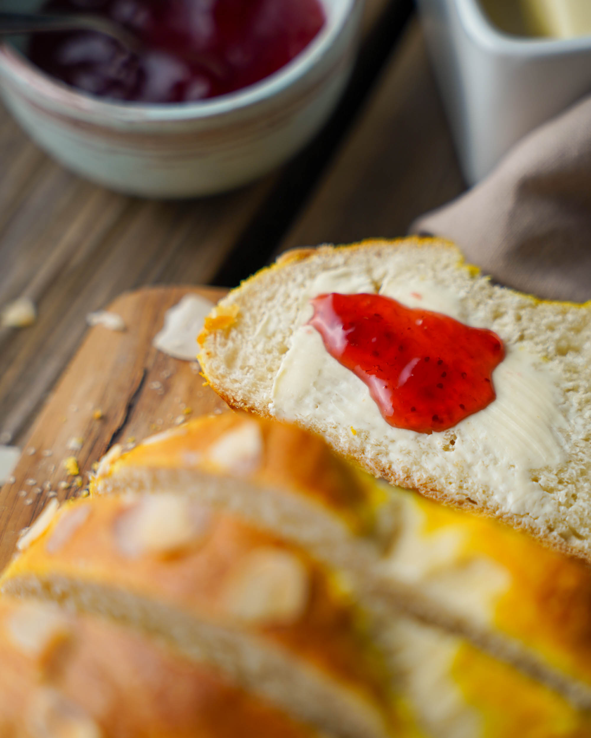Ansicht auf eine Scheibe vom Osterzopf, mit Margarine und Marmelade bestrichen