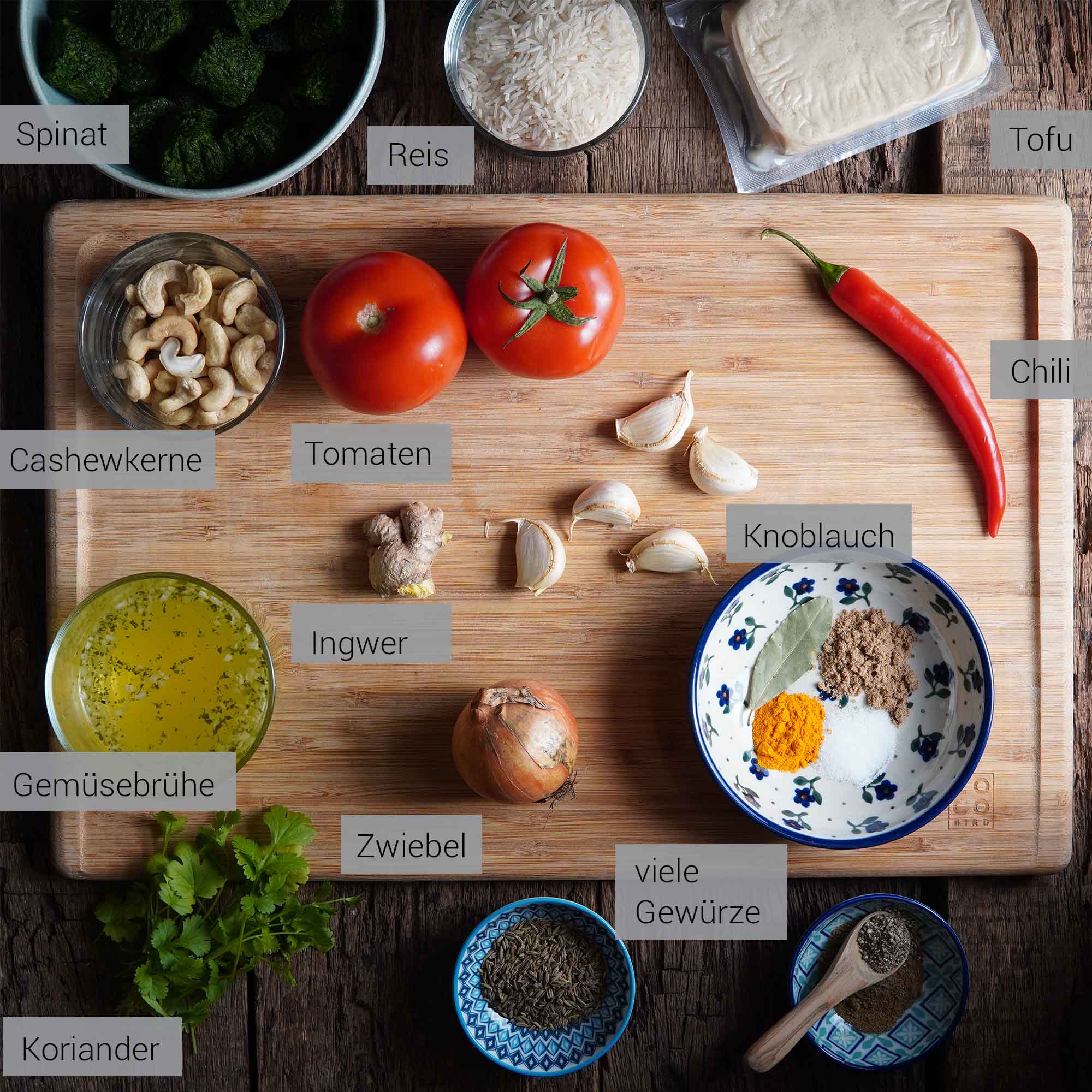 Zutaten für das vegane Palak Paneer in der Draufsicht