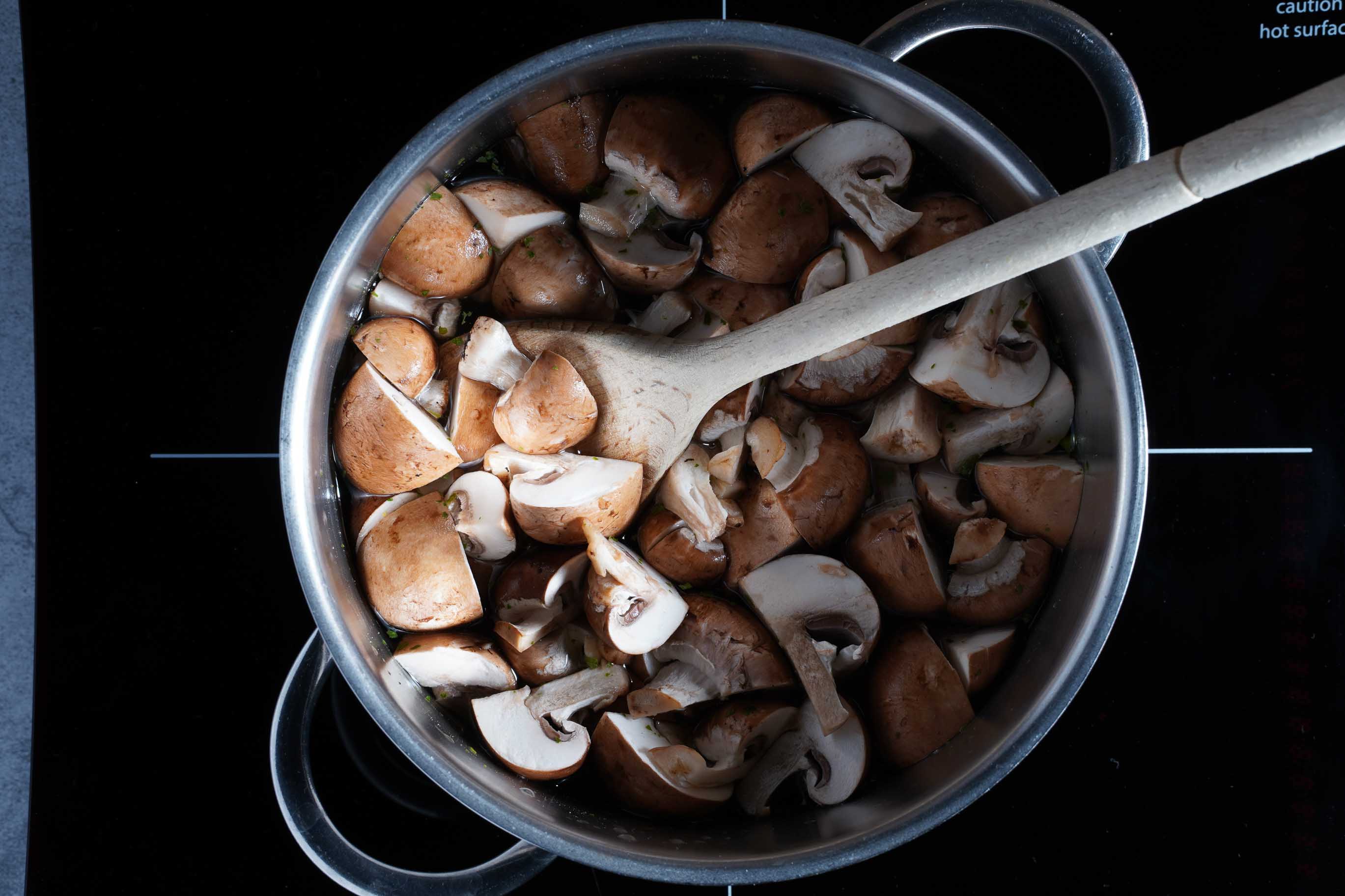 Pilze in Gemüsebrühe im Topf