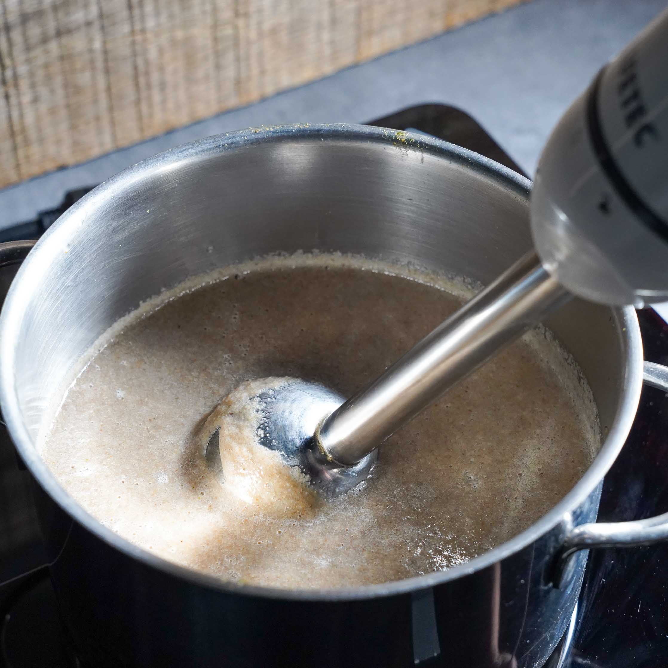 Mit einem Stabmixer als pürieren.