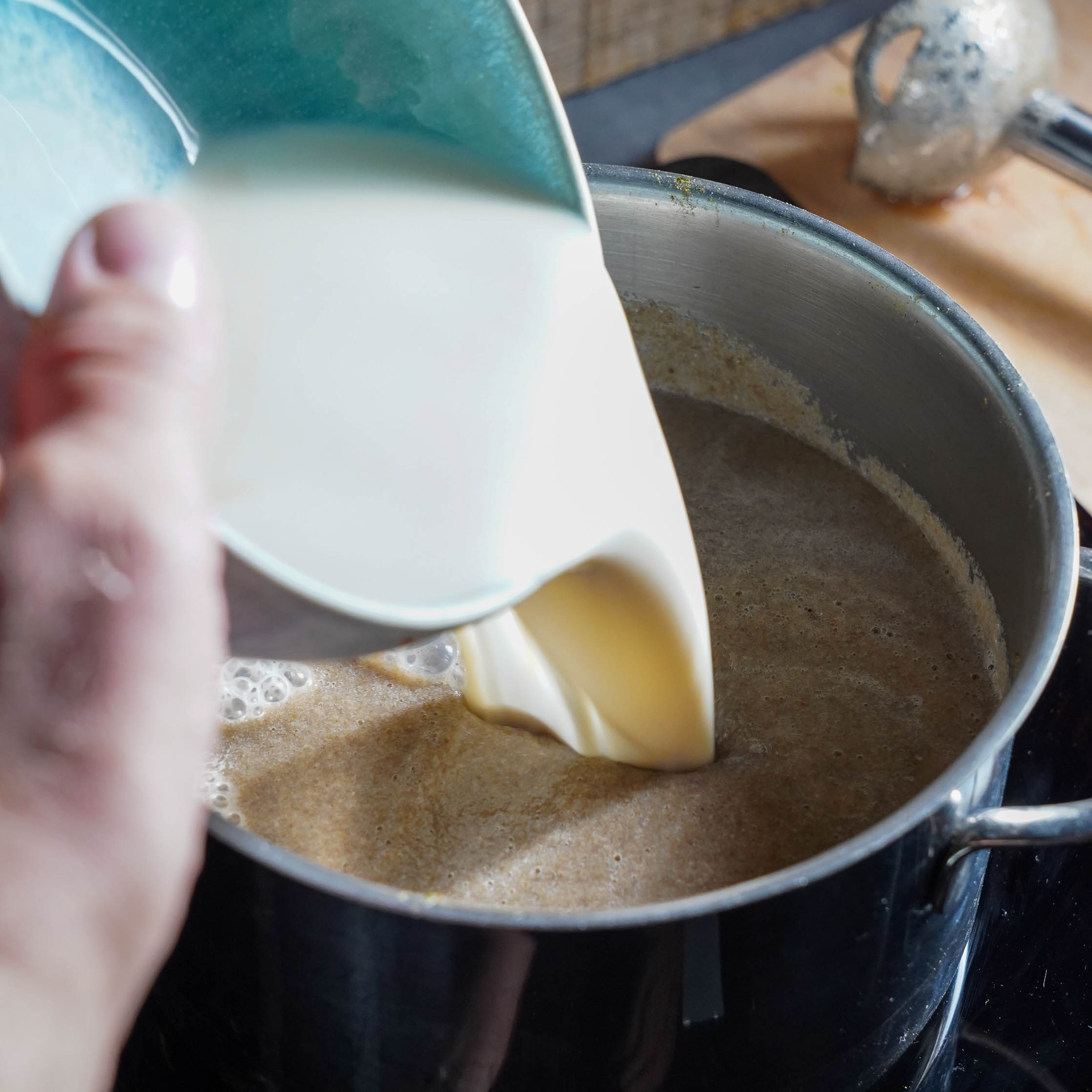 Restliche Gewürze und Flüssigkeiten hinzu.