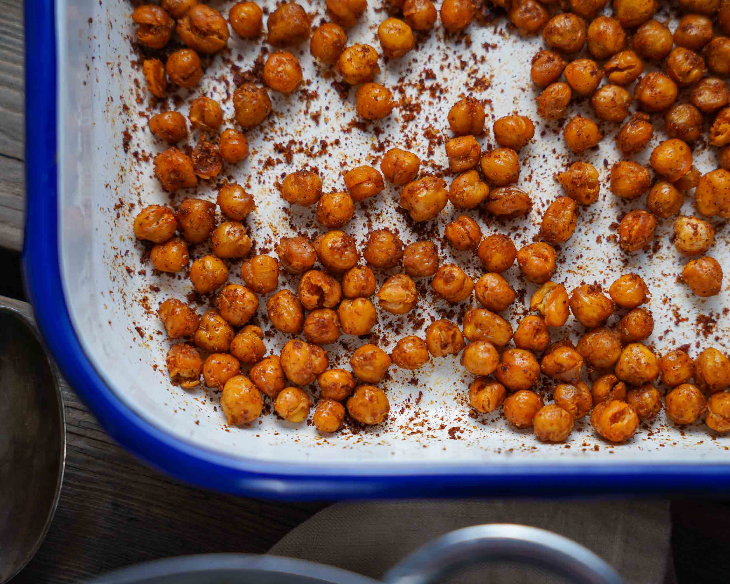 Topping geröstete Kichererbsen in einer Emaille Form