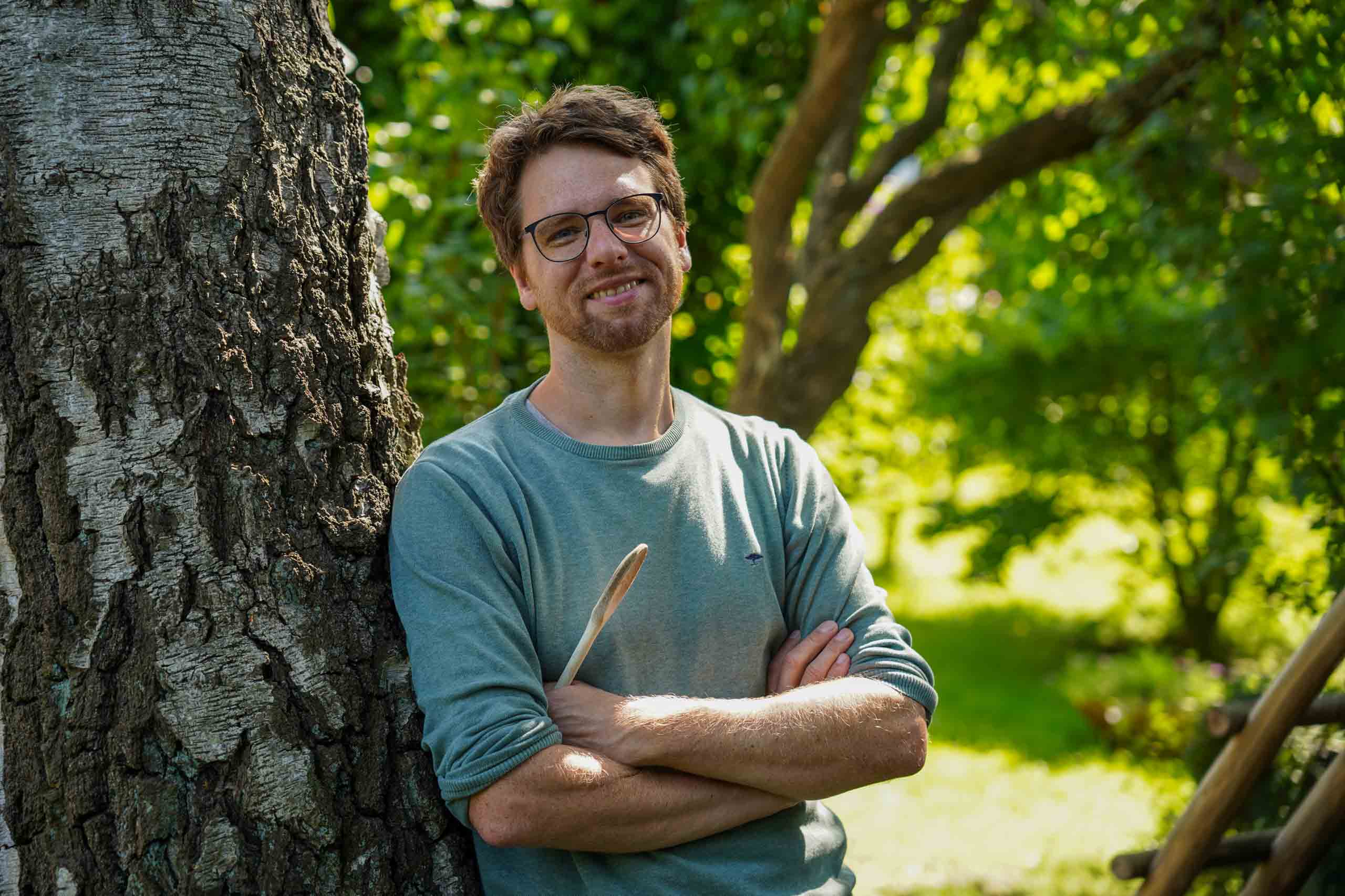 Sommer-Portrait von mir im Garten bei schönem Wetter. Kochlöffel in der Hand.