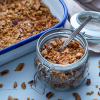 Veganer Granola in einem Weckglas und einer Emaille Form