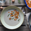 Vegane Champignoncremesuppe in der Draufsicht. Dekoriert mit Thymian und gerösteten Kichererbsen.