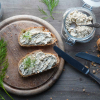 Hero Ansicht von der veganen Lachscreme auf zwei Broten. Dekoriert mit frischem Dill.